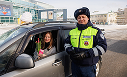 Автоинспекторы Ханты-Мансийска поздравили автоледи с 8 Марта
