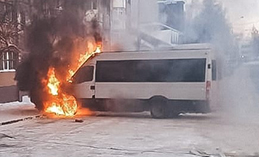 В Ханты-Мансийске загорелся микроавтобус из-за неисправности электрооборудования