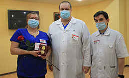 Медиков ОКБ наградили медалями профсоюза за вклад в борьбу с COVID-19