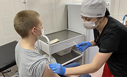 Врач: Сейчас вакцинация детей от COVID-19 наиболее безопасна