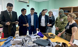 Партийцы встретились с волонтёрами движения «Шьём для наших»