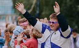 Дискотека 90-х под открытым небом прошла в Ханты-Мансийске