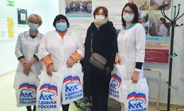Маленькие пациенты и работники санатория им. Е. Сагандуковой получили новогодние подарки