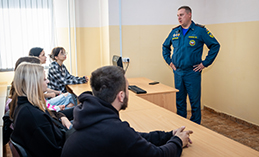 Сотрудники МЧС поделились своим опытом со студентами ХМТПК