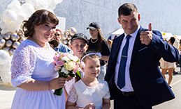 Массовая церемония бракосочетания