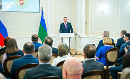 Руслан Кухарук вручил югорчанам государственные и региональные награды