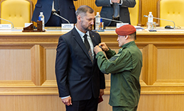 Бойца СВО из Ханты-Мансийска наградили медалью «За отвагу»