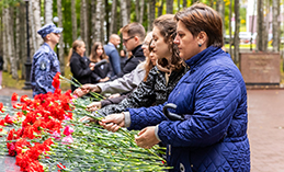Жители Ханты-Мансийска возложили цветы к Вечному огню
