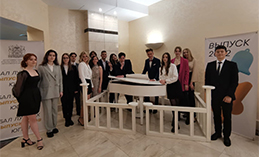 15 юных хантымансийцев приняли участие в бале лучших выпускников Югры