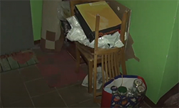 Заставлено велосипедами и мебелью