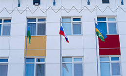 В ханты-мансийской гимназии начали день с поднятия флага РФ