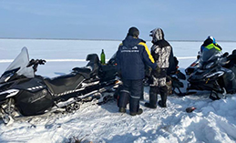 Хантымансийские спасатели эвакуировали рыбаков с озера Медвежье