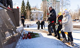 Хантымансийцы несут цветы в память о погибших в Подмосковье