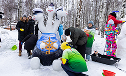 Аллею в парке Бориса Лосева украсили снежные фигуры