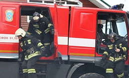 Пожарные потушили огонь в двухэтажном многоквартирном доме в Ханты-Мансийске
