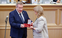 Врач-нефролог ОКБ награждена Почётной грамотой Думы Югры