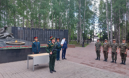 Новобранцы, подписавшие контракт, приняли воинскую присягу