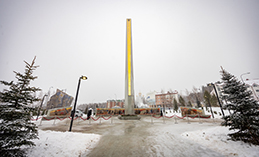 В Ханты-Мансийске открыли стелу «Город трудовой доблести»