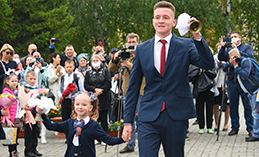 Максим Ряшин поздравил хантымансийцев с Днём знаний