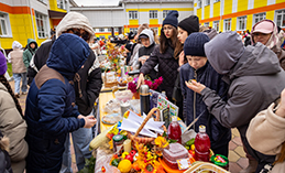 Дела важнее слов. В школах города прошли благотворительные ярмарки