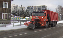 В Ханты-Мансийске снегоуборочная техника работает круглосуточно