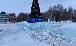 В Ханты-Мансийске разбирают ледовые городки