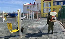 В Ханты-Мансийске продолжают обрабатывать тротуары и детские площадки