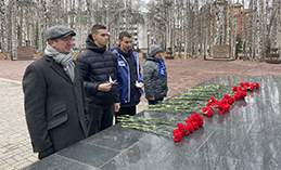 Единороссы возложили цветы к Вечному огню Мемориала Славы
