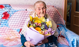 Труженицу тыла Анфису Коневу из Ханты-Мансийска поздравили с 97-летием