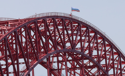 На мост «Красный дракон» в Ханты-Мансийске водрузили флаг России