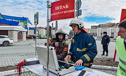 Пожарные Ханты-Мансийска тренировались тушить пожар в налоговой службе