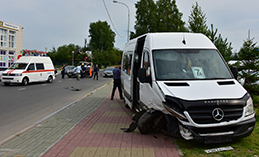 В Ханты-Мансийске столкнулись легковой автомобиль и маршрутка