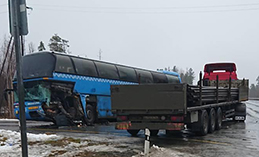 В Ханты-Мансийске большегруз врезался в рейсовый автобус