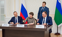 Марки с изображениями гербов Ханты-Мансийска и Югры