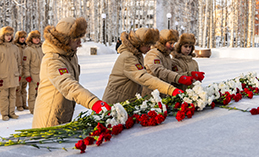 Хантымансийцы возложили цветы к Вечному огню Мемориала славы