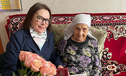 Анне Каримовой вручили юбилейную медаль к 80-летию Победы в ВОВ
