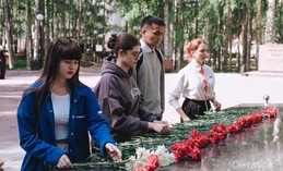 В Ханты-Мансийске участники форума  «Арктика. Лед тронулся» почтили память героев