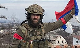 Флаг моего государства. Бойцы-югорчане устанавливают знамя России