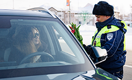 Автоинспекторы Ханты-Мансийска поздравили автоледи с 8 Марта