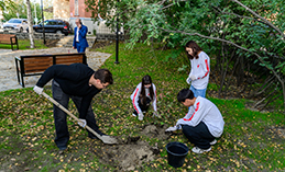 В Черёмуховом сквере Ханты-Мансийска высадили новые деревья