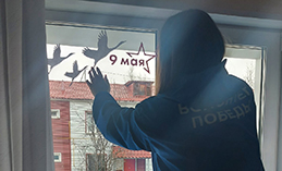 Волонтёры Ханты-Мансийска присоединились к акции «Окна Победы»