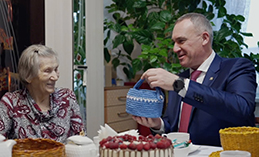 Руслан Кухарук навестил бывшую несовершеннолетнюю узницу концлагеря 