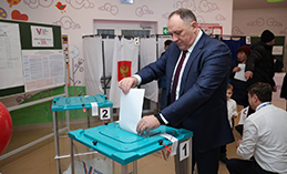Максим Ряшин вместе с семьёй проголосовал за Президента России