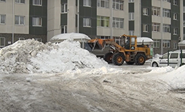 Уборка снега во дворах жилых домов