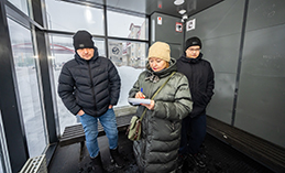 В Ханты-Мансийске проверили состояние тёплых остановок