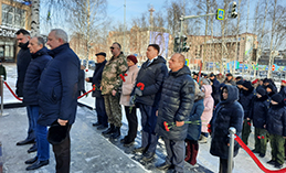 Хантымансийцы возложили цветы к монументу «Вечная память воинам Югры»