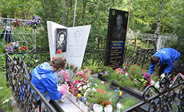 В Ханты-Мансийске волонтёры привели в порядок могилу ветерана