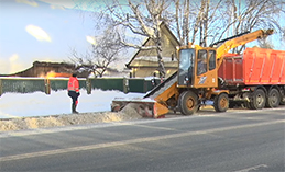 В столице Югры снег убирают круглосуточно