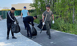 В Ханты-Мансийске единороссы убрали мусор в парке «Северин»