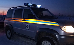Хантымансийские спасатели эвакуировали двух югорчан с автодороги